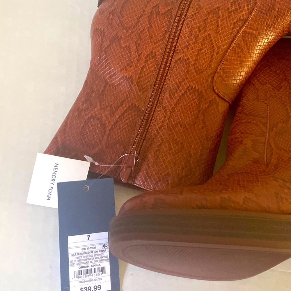 Brand new brown boot with memory foam
